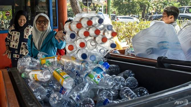 Nhiều người mang các chai nhựa tới một điểm thu gom ở Indonesia để đổi lấy vé tham quan các điểm du lịch
